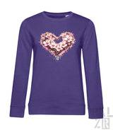 Lila Langarm-Sweatshirt mit herzförmigem Blumenmuster aus pinken und weißen Blüten.