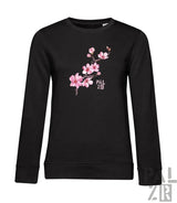 Schwarzer langärmliger frauenpullover mit zartem rosa mandelzweig und pal zr aufdruck in weiß