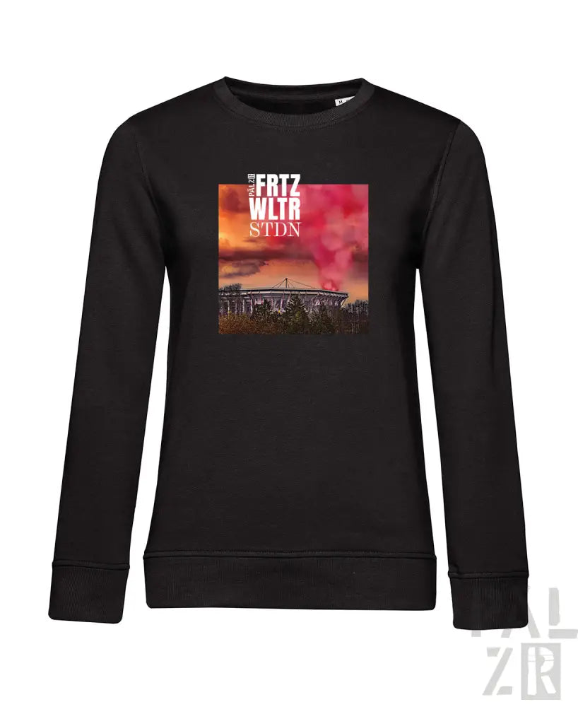 Schwarzes Crewneck-Sweatshirt mit Grafikdesign, das ein Stadion und den Text „Fritz-Walter-Stadion“ in Weiß zeigt.