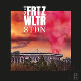 Stadion mit rotem und orangem Himmel, Metall-Dachstruktur.