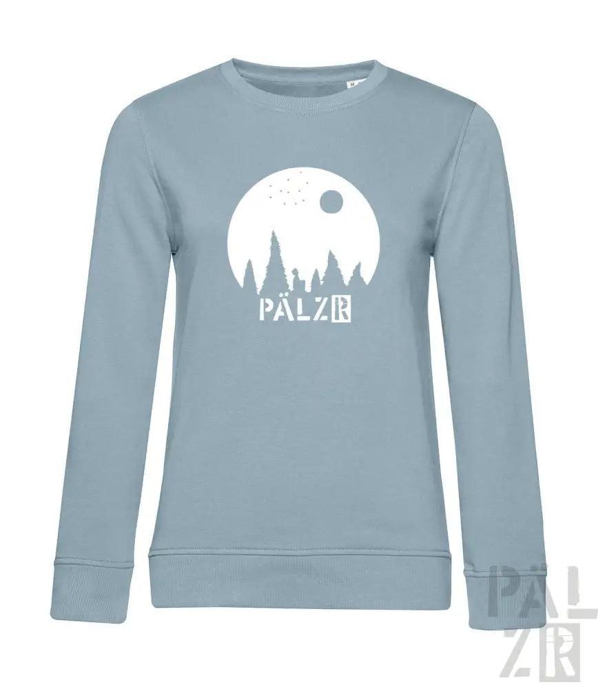 Hellblaues Bio-Baumwoll-Sweatshirt mit ’pälzr’-Design, das eine Silhouette von Bäumen und Bergen vor dem Mond zeigt.