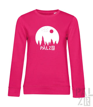 Rosa Sweatshirt mit weißem Grafikdesign, das eine Waldsilhouette und das Wort ’pälzr’ in fetten Buchstaben zeigt.