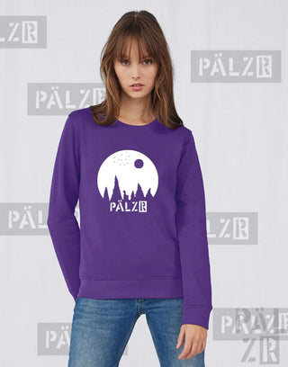 Lila Crewneck-Sweatshirt mit weißem Grafikdesign, das eine Silhouette von Bäumen und das Wort ’palz’ in fetten Buchstaben zeigt.