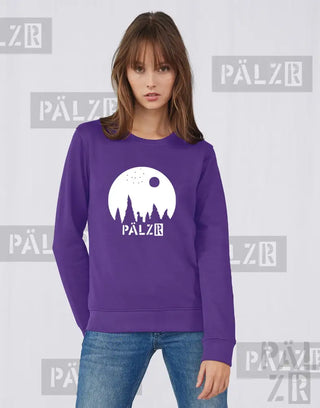 Violetter Crewneck-Sweatshirt mit weißem Grafikdesign, das eine Silhouette von Bäumen und das Wort ’palz’ in fetten Buchstaben zeigt.