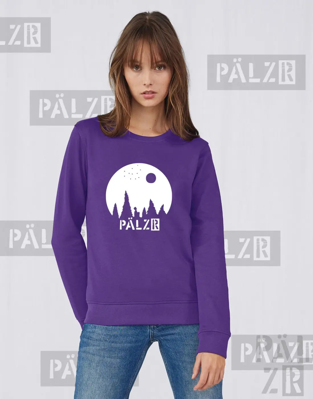 Violetter Crewneck-Sweatshirt mit weißem Grafikdesign, das eine Silhouette von Bäumen und das Wort ’palz’ in fetten Buchstaben zeigt.