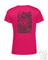 Magenta T-Shirt mit schwarzem Grafikdesign und Text „pfalz“ mit Herzsymbol, wahrscheinlich aus Baumwolle oder Polyester-Mischung.