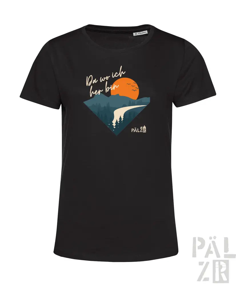 Schwarzes Damen-T-Shirt mit einem stilisierten Grafikmotiv einer orangenen Sonne über Bergen und Bäumen und dem deutschen Satz ’da wo ich her bin’ gedruckt darüber.