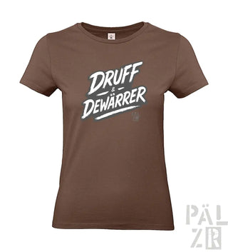 Braunes T-Shirt mit ’druff & dewarrer’-Design in Weiß und Schwarz, aus Baumwolle.