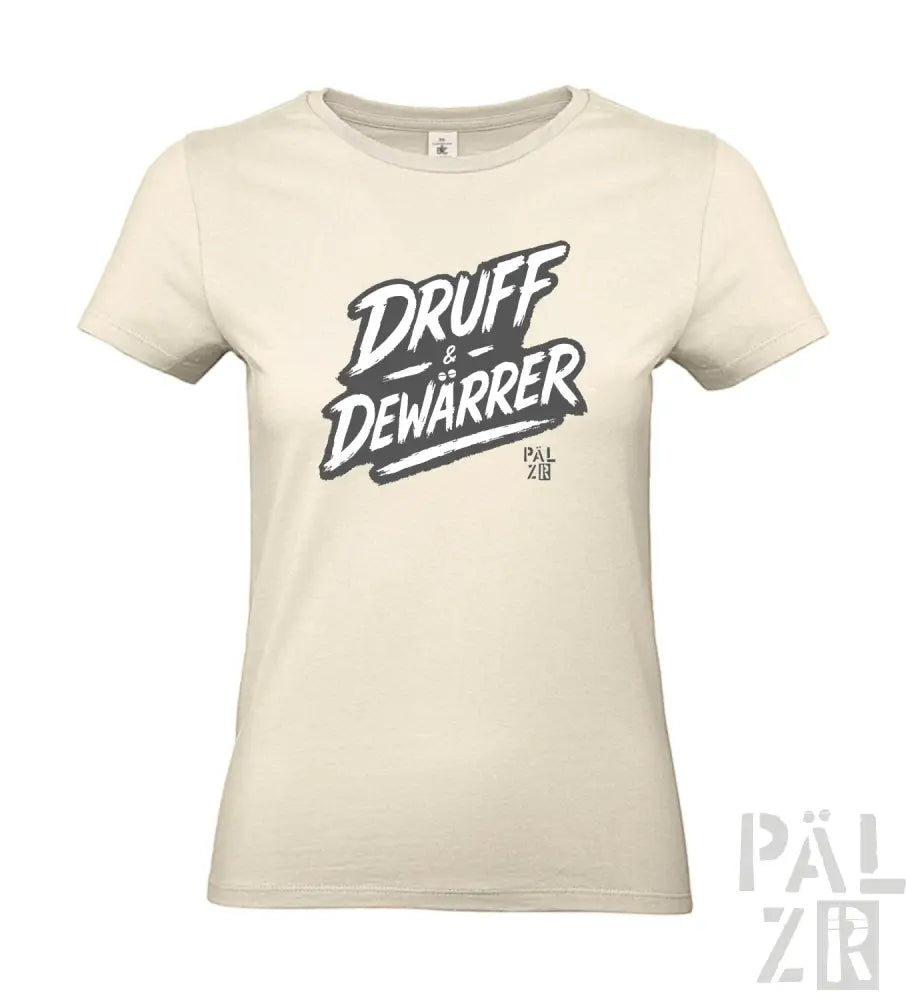 Cremeweißes T-Shirt mit ’druff & dewarrer’ Grafikdesign, das einen fetten schwarzen und weißen Text auf der Vorderseite zeigt.