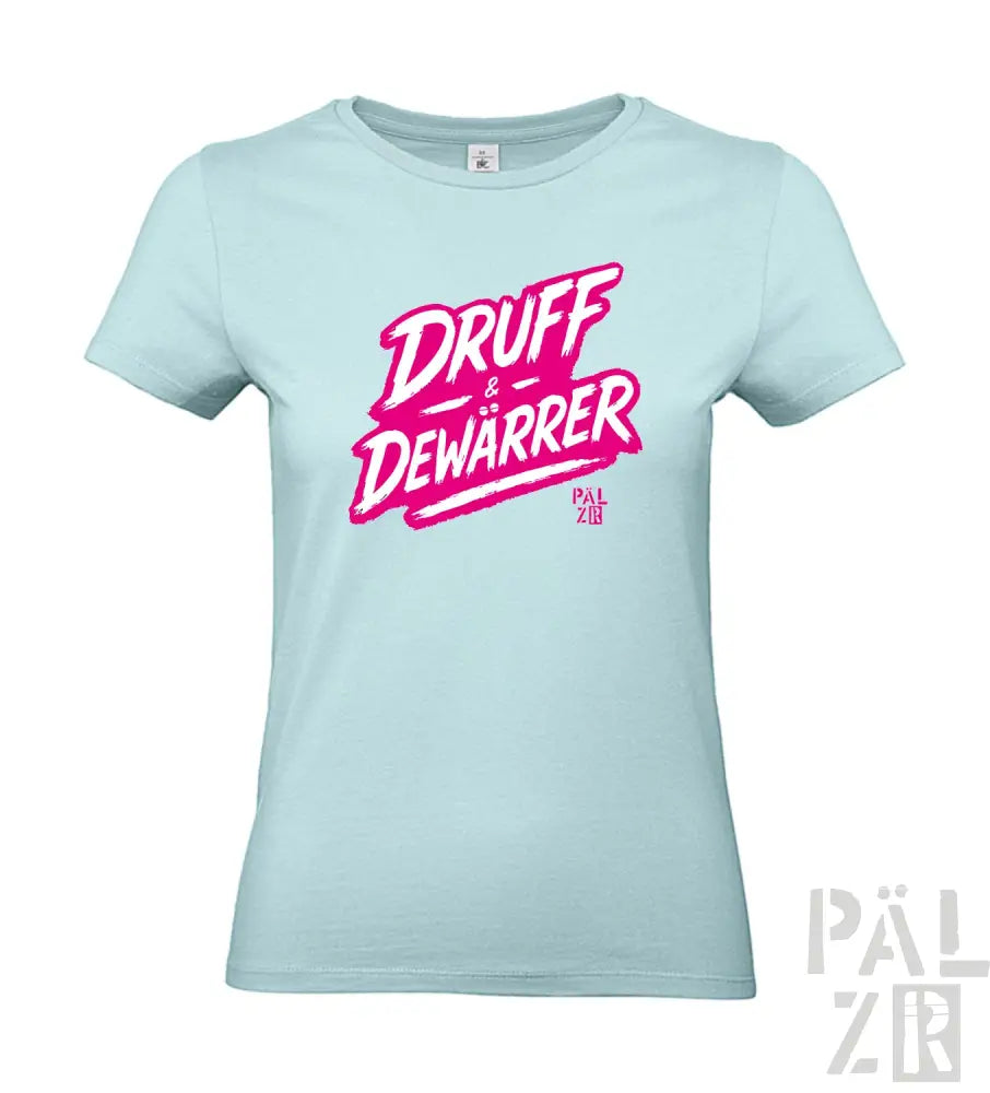 Hellblaues T-Shirt mit pinkem ’druff & dewarrer’ Grafikdesign, das einen lässigen und verspielten Stil aufweist.