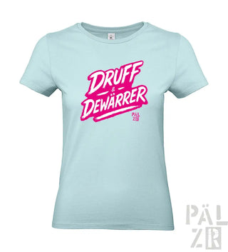 Hellblaues T-Shirt mit pinkem ’druff & dewarrer’ Grafikdesign, das einen lässigen und verspielten Stil aufweist.