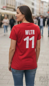 Rotes baumwoll-t-shirt frauen mit weißem wltr 11 grafik auf der rückseite aus der frtz wltr elf kollektion