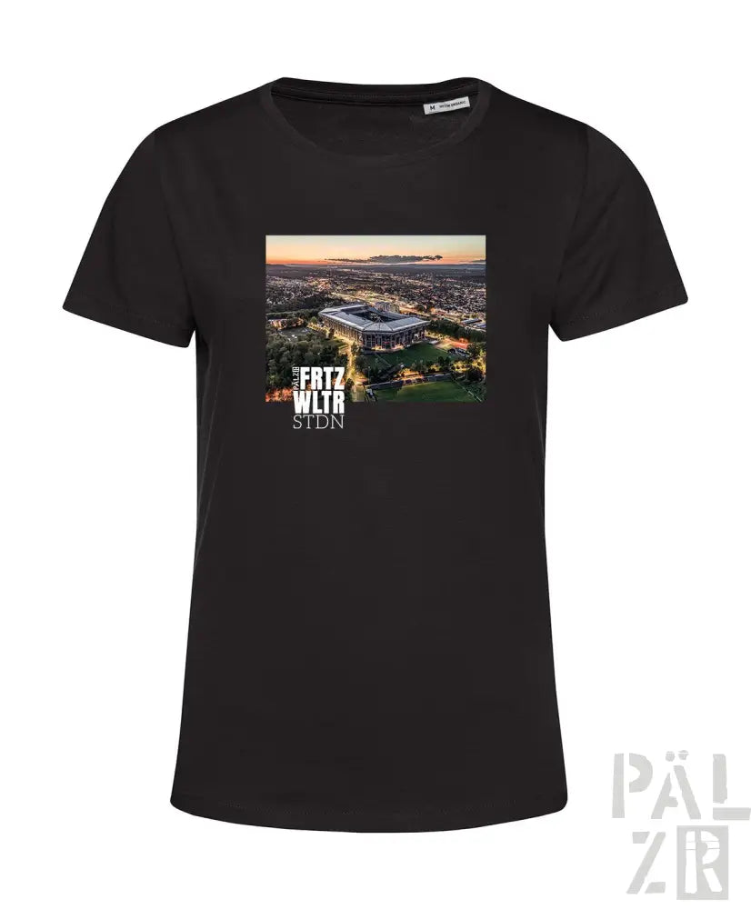 Schwarzes T-Shirt mit Stadion-Grafik und Text-Design.