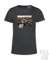 Dunkelgraues frauen t-shirt mit print des allianz arena stadions bei dämmerung und text the fritz wltr stdn