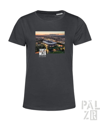 Dunkelgraues frauen t-shirt mit print des allianz arena stadions bei dämmerung und text the fritz wltr stdn