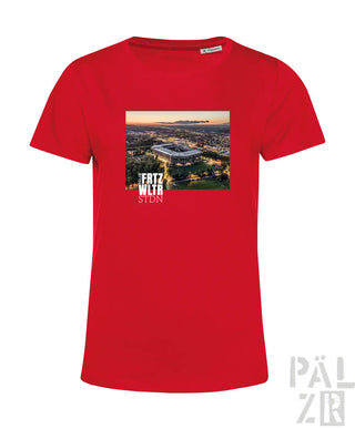Rotes frauen t-shirt mit allianz arena print und frtz wltr stdn schriftzug darunter in verschiedenen farben