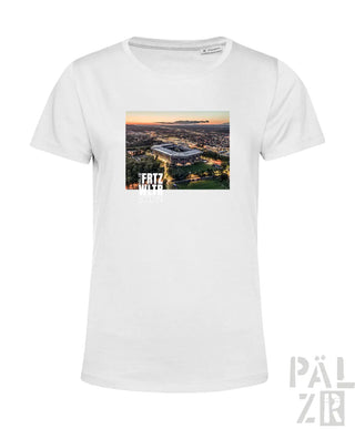 Weißes baumwollfrauen t-shirt mit gedrucktem fritz walter stadion bei sonnenuntergang und fritz walter text