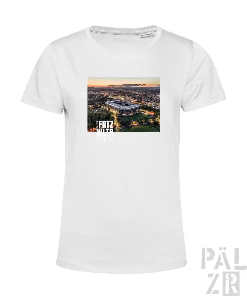 Weißes T-Shirt mit Stadion-Grafikdesign, das den Text „fritz walter“ aufweist.