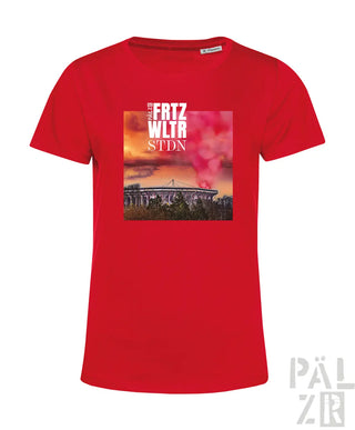 Rotes frauen t-shirt aus Baumwolle mit quadratischem stadionprint unter pinkorangefarbenem Himmel und text frtz wltr stdn