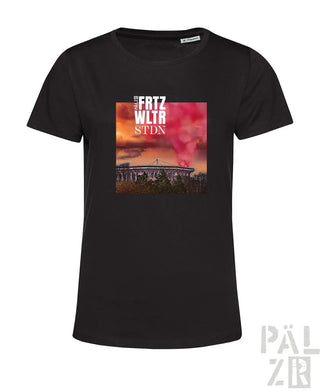 Schwarzes baumwoll-t-shirt frauen mit lebendigem stadion-print unter rosa orangem himmel text frtz wltr stdn weiß