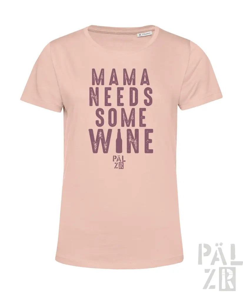 Hellrosa T-Shirt mit Textdesign „Mama braucht etwas Wein“, mit dem Markennamen palzir in kleinerer Schrift am unteren Rand.