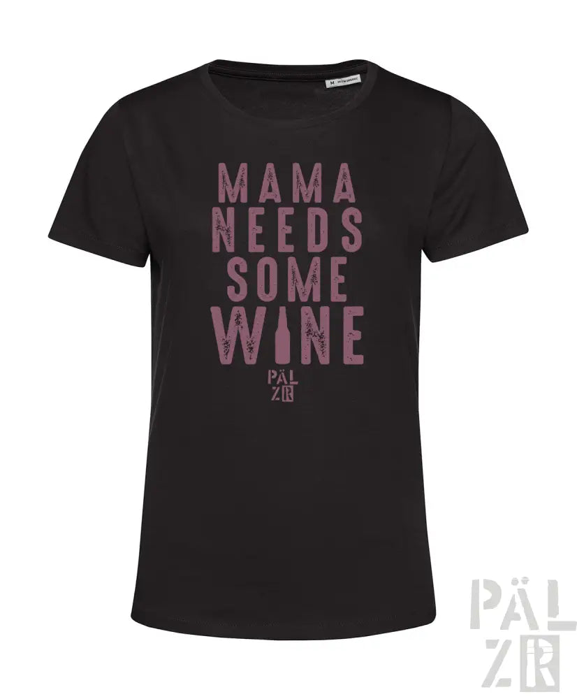 Schwarzes T-Shirt mit ‘Mama braucht etwas Wein’-Design in Pink und Weiß, mit einem Weinglas-Grafik am unteren Rand.