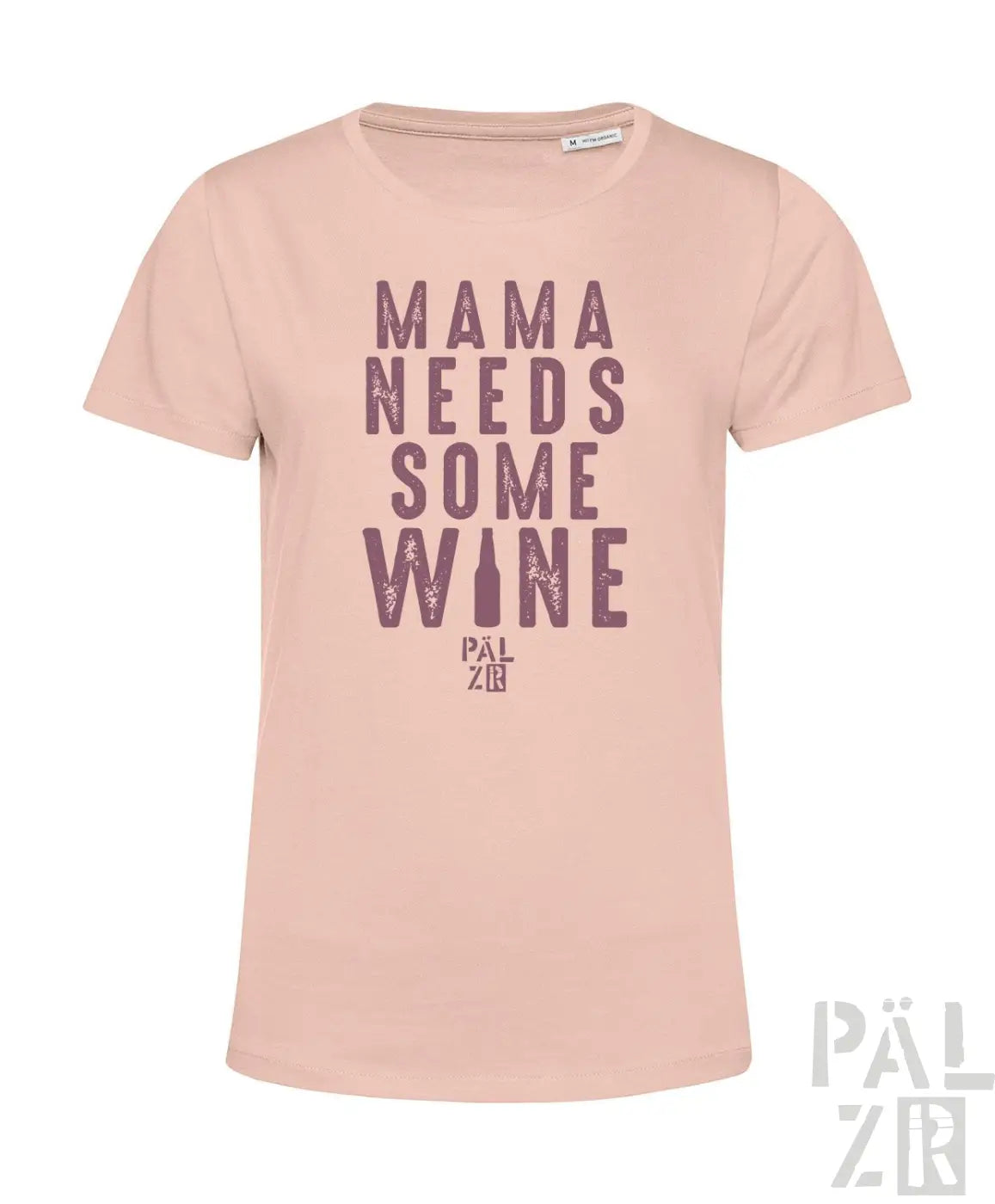 Hellrosa T-Shirt mit Textdesign „mama braucht etwas Wein”, mit dem Markennamen palzir in einer kleineren Schriftart am unteren Rand.