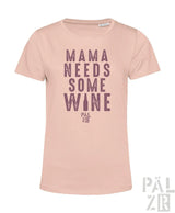Hellrosa T-Shirt mit Textdesign „mama braucht etwas Wein”, mit dem Markennamen palzir in einer kleineren Schriftart am unteren Rand.