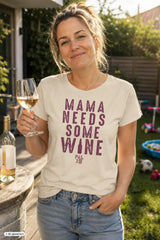 Creamfarbenes frauen t-shirt aus baumwolle mit lila distressed text mama needs some wine und kleinem logo darunter