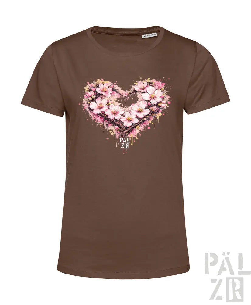 Braunes Damen-T-Shirt mit einem lebendigen pinken Kirschblüten-Herz-Design mit Spritzeffekten und dem Markennamen ‚pal zib‘ darunter.