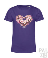 Lila Damen-T-Shirt mit einem lebendigen, herzförmigen Blumenmuster mit rosa Blüten und Spritzfarbeffekten.