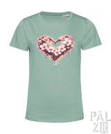 Ein minzgrünes kurzärmeliges T-Shirt mit einem lebendigen pinken Blumenherz-Design mit Spritzeffekten und dem Markennamen „pal zio“ gedruckt darunter.