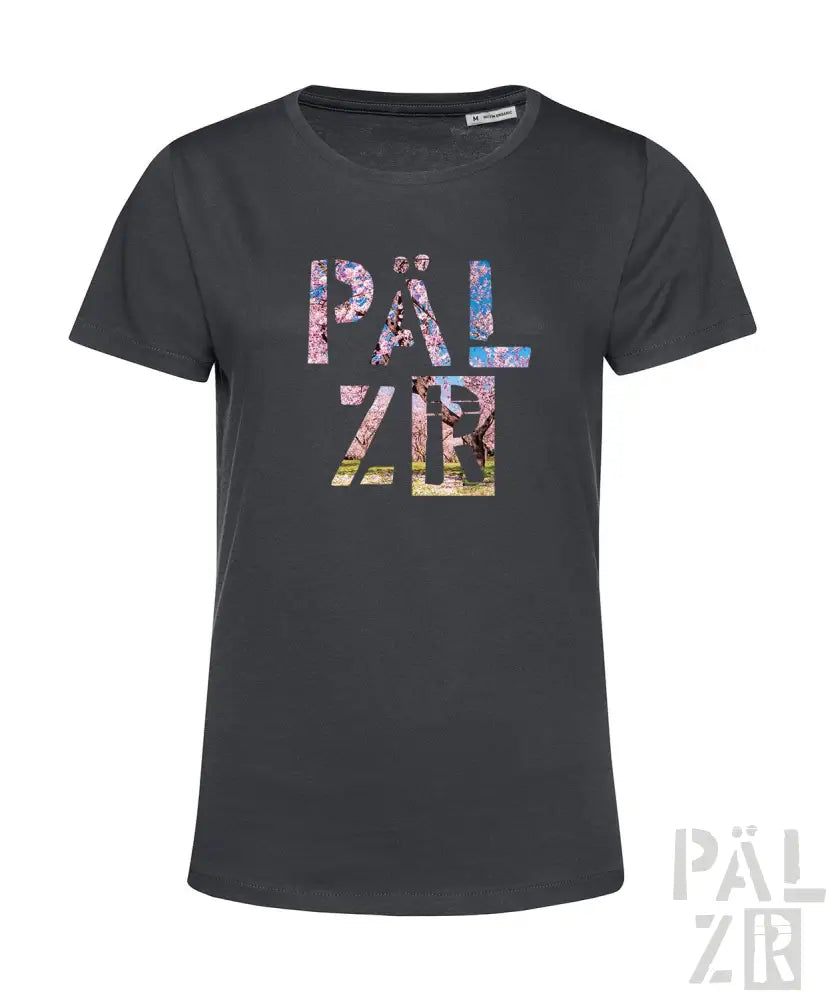 Holzgraues T-Shirt mit farbenfrohem Blumenmuster und ’päl zr’ Text, aus Baumwolle.