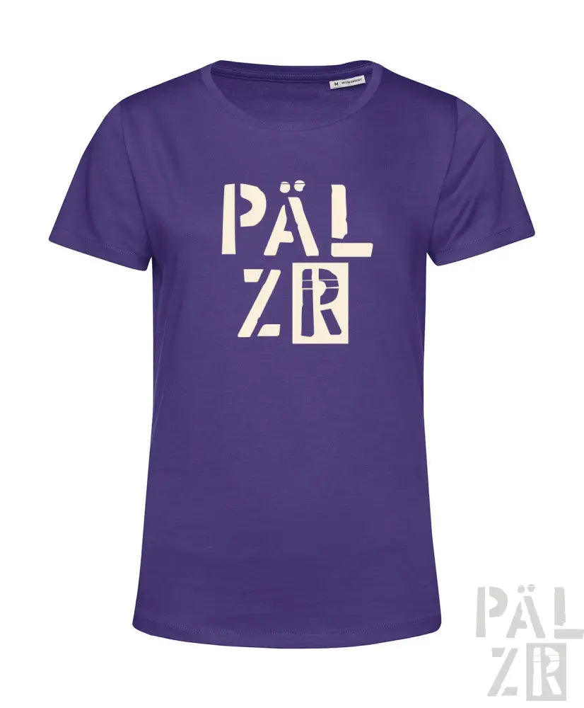 Lila T-Shirt mit ’pälzr’-Design in weißen Buchstaben und einem kleinen Logo auf dem linken Ärmel.
