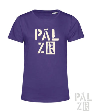 Lila T-Shirt mit ’pälzr’-Design in weißen Buchstaben und einem kleinen Logo auf dem linken Ärmel.