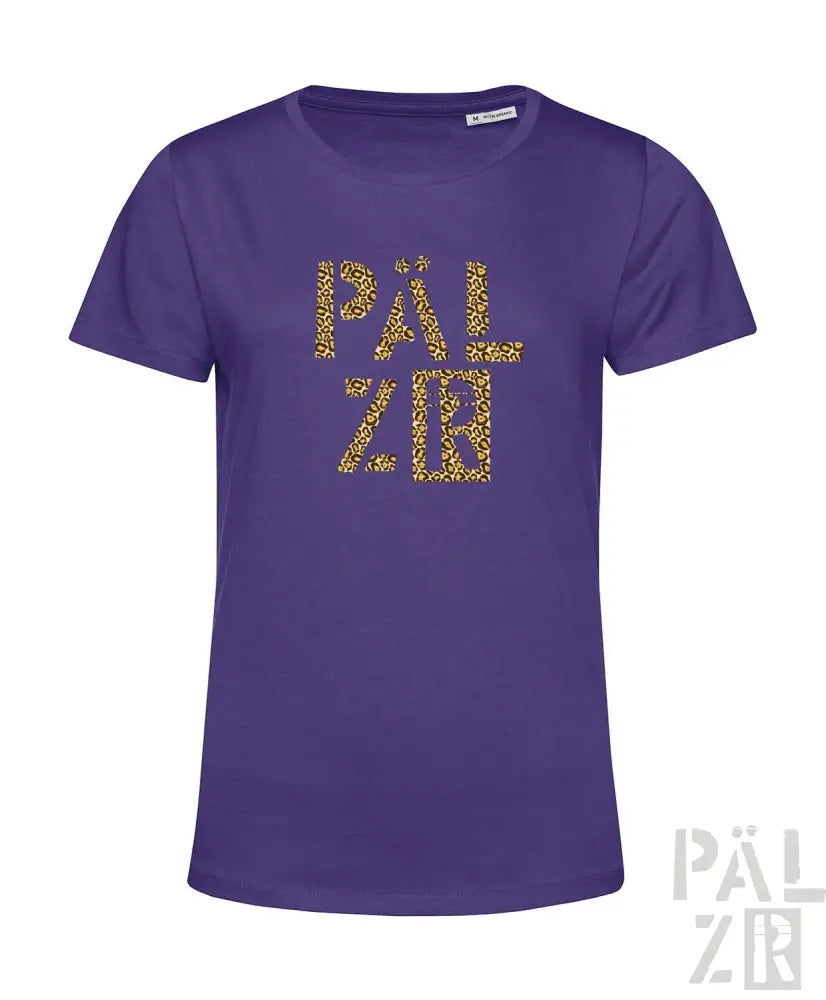 Lila T-Shirt mit ’pälzir’-Design in goldenen Glitzerbuchstaben.