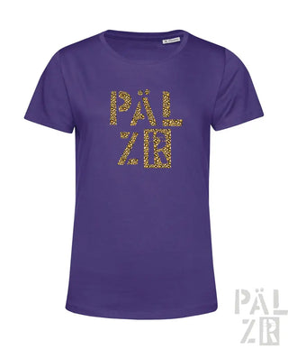 Lila T-Shirt mit ’pälzir’-Design in goldenen Glitzerbuchstaben.
