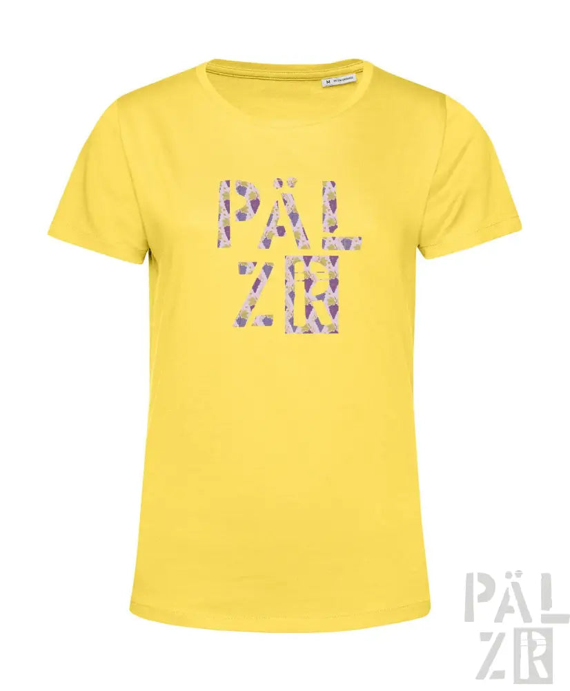 Gelbes T-Shirt mit Textdesign ’päl zr’, Blumenmuster auf den Buchstaben.