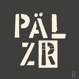 Frauen t-shirt pärlz 2025 in creme mit stilisiertem logo im distressed stencil design auf dunkelgrauem hintergrund