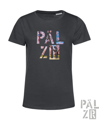 Damen t-shirt pälzr mandelblüte in dunkelgrau mit buntem collage schriftzug und floral-lanschaftsdesign