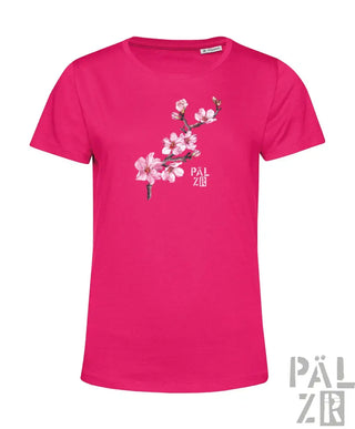 Fuchsiafarbenes frauen t shirt mit zartem rosa mandelzweig und päl zür markenname in weiß unten