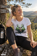 Weißes frauen t-shirt mit detailliertem hirschmotiv im wald und text palzerwald und waldliebe