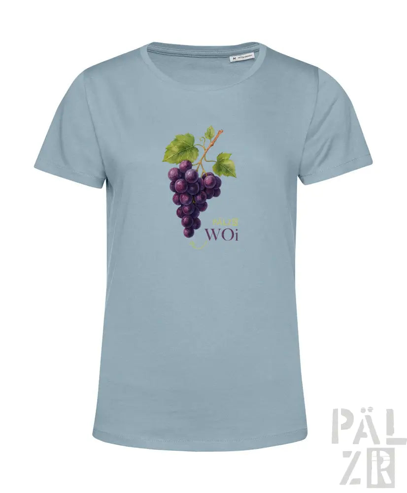 Hellblaues Bio-Baumwoll-T-Shirt mit einem Grafik von lila Trauben und grünen Blättern, mit dem Wort ’wot’ in Weiß.
