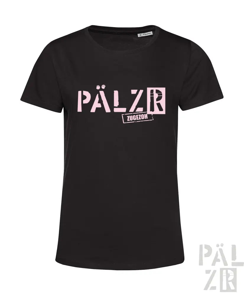 Schwarzes T-Shirt mit ’pälzr’-Logo in pink-weißem Design, das ein kleines Graphic einer Person zeigt.