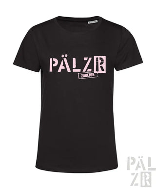 Schwarzes T-Shirt mit ’pälzr’-Logo in pink-weißem Design, das ein kleines Graphic einer Person zeigt.