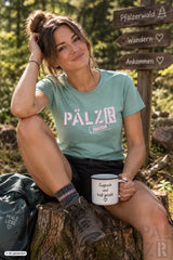 Weißer keramikbecher mit schwarzer schrift und herzmotiv mit dem text zugezogen und heiß geliebt frauen t-shirt pälsr zugezoh verschiedene farben