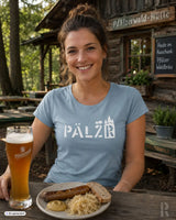 Frauen t-shirt in hellblau mit weißen pälz grafik design und stilisierten burgen als motiv