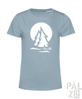 Hellblaues frauen t-shirt aus baumwolle mit weißem pälz logo und grafik zweier kiefern vor mond aufdruck