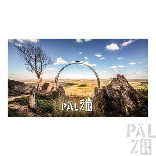 Holzportal mit gewölbtem Oberteil und rustikaler Oberfläche.