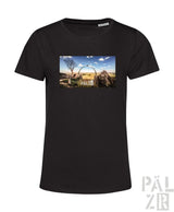 Schwarzes T-Shirt mit bedrucktem Wüstenlandschaftsdesign, das natürliche Töne und einen gebogenen Torbogen aufweist.